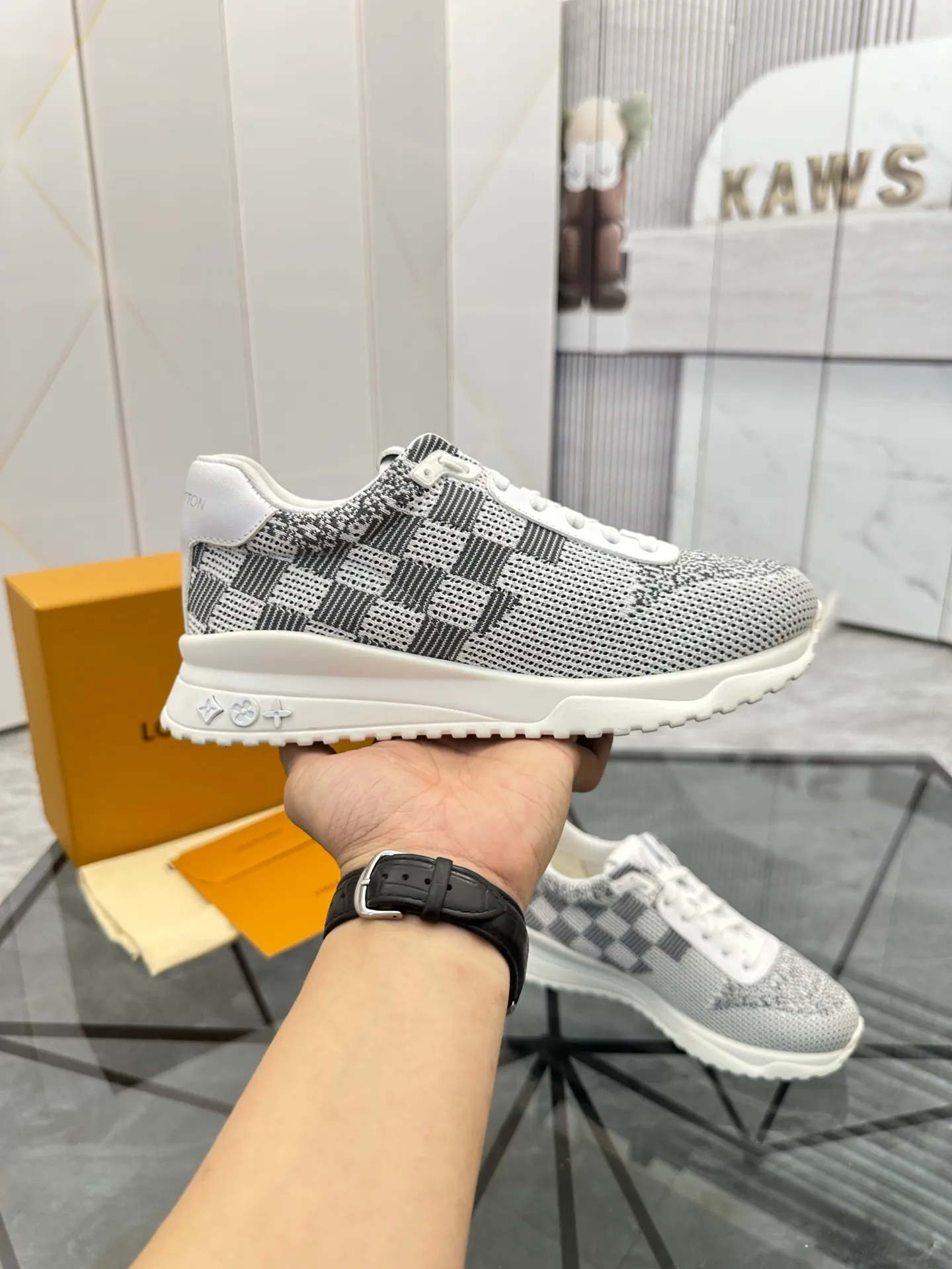 Men's shoes for sale💰: 💰P560¥ High-end quality Product trademark: LV* "Louis Vuitton*" low-top sneakers Regular size: 38-44 (can be customized to 45.46.) Product materials: imported breathable fly knit upper, breathable lining, original raw rubber translucent combination outsole. Number: 2068